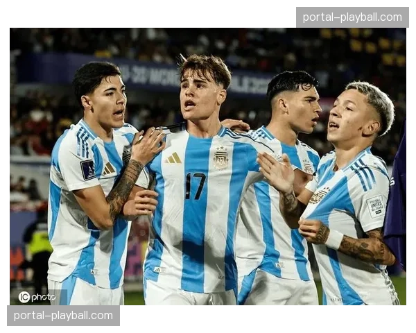 哥伦比亚老将菲格罗亚第六次出征世界杯，出场时获全场起立致敬